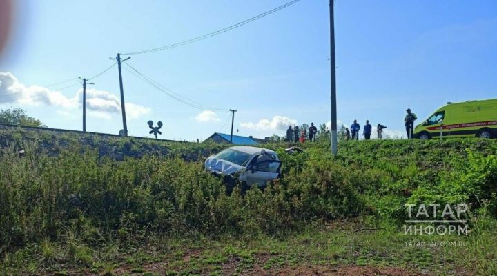 В Лениногорском районе РТ поезд снес легковой автомобиль