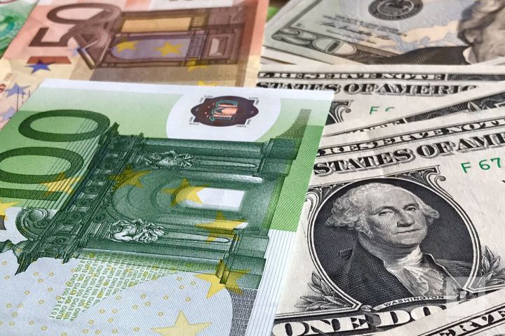 На Мосбирже зафиксирован рост курса евро до 101 рубля