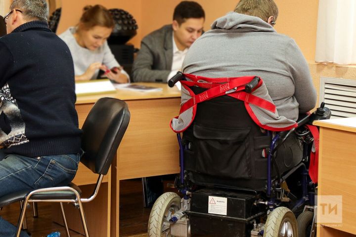 В Татарстане инвалиду предоставили кресло-коляску после вмешательства прокуратуры