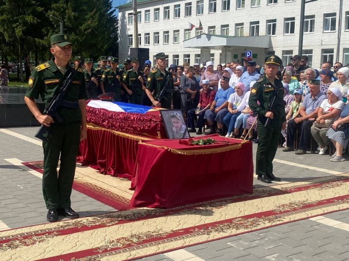 Бавлинцы простились с земляком, погибшим на СВО