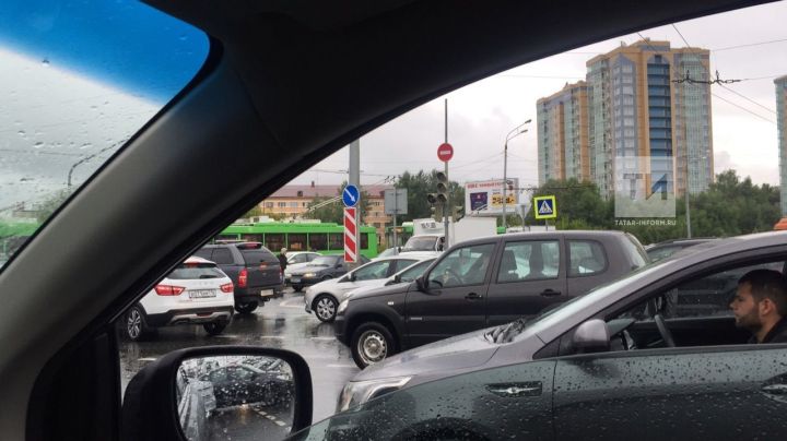 Российским автомобилистам запретили вешать гаджеты на лобовое стекло автомобиля