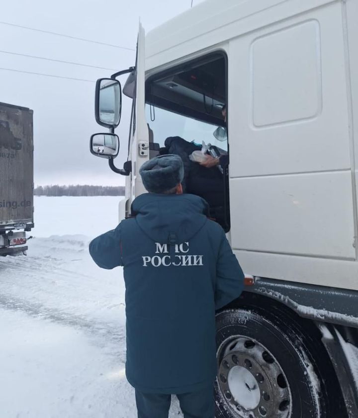 Более 250 сухпайков раздали водителям на границе Бавлинского района