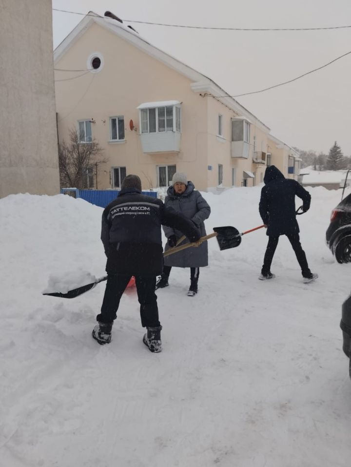 В Бавлах дворнику помогли с уборкой снега