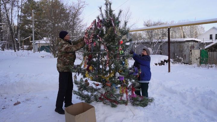 В Бавлах жители украсили ёлку на своей улице