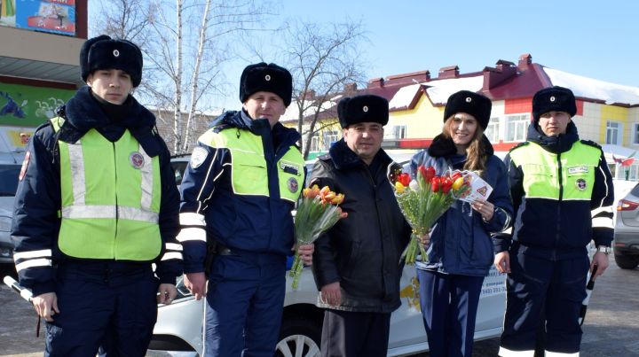 В Бавлах поздравили женщин-водителей