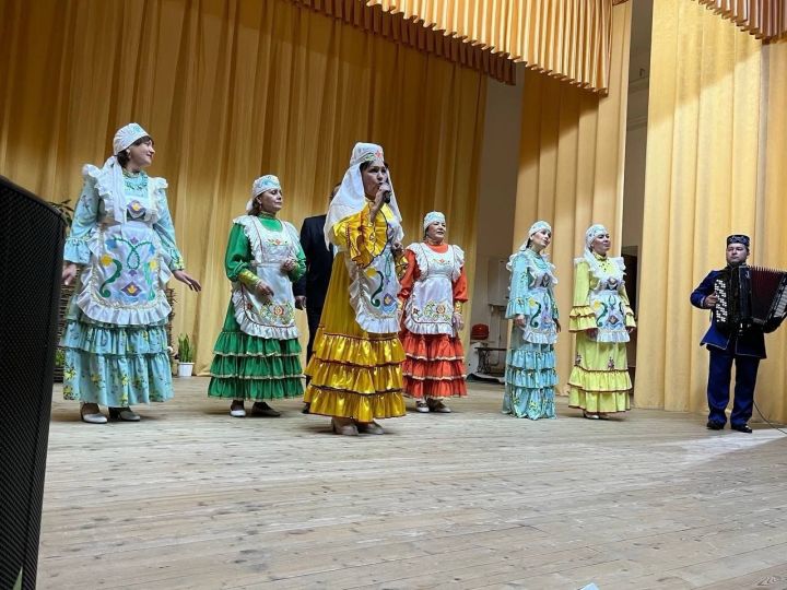 В честь Дня смеха артисты клуба из Убы подарили концерт