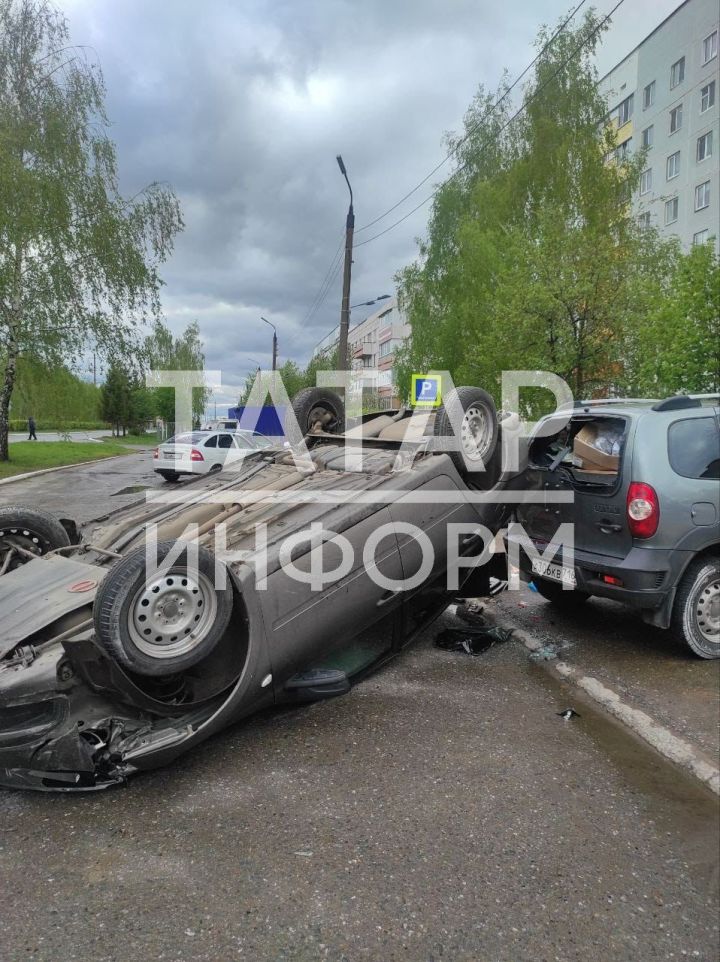 В Менделеевске лихач опрокинул машину на крышу