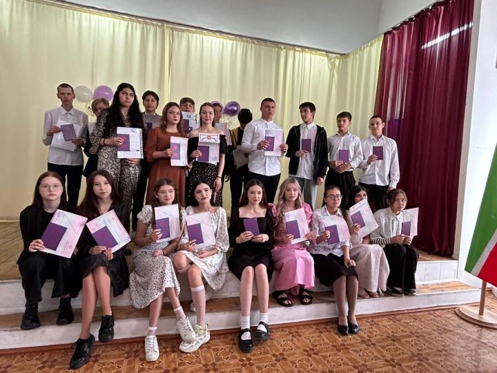 Девятиклассники Бавлов получили аттестаты