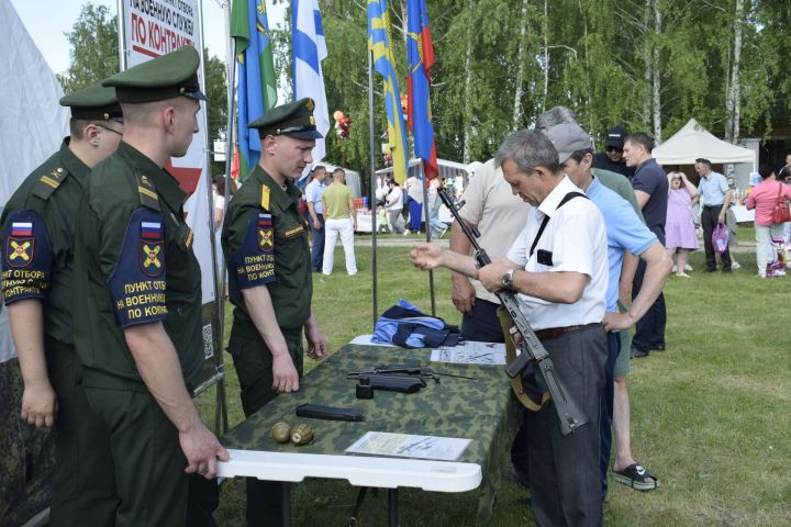 На Дне села в Бавлинском районе развернулся мобильный пункт для контрактников