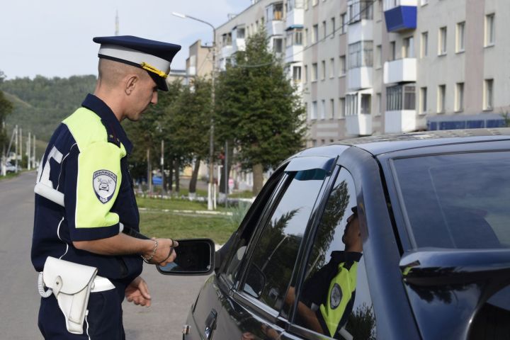 В Бавлах автоинспекторы проверили безопасность перевозки детей