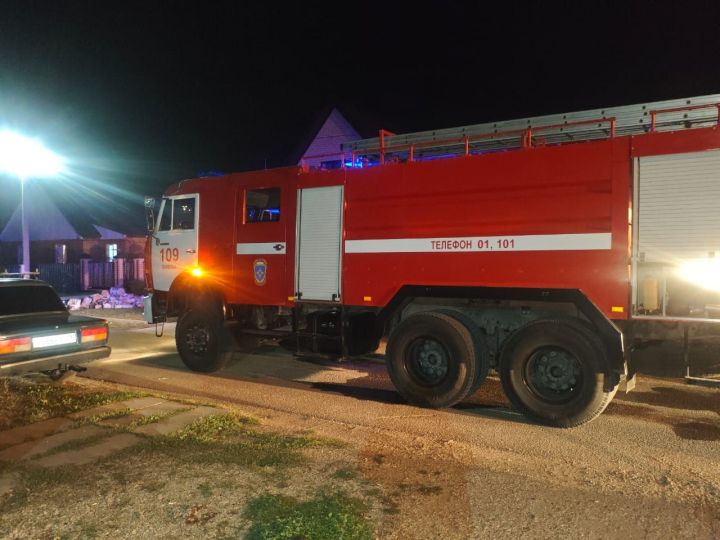 В Бавлах в частном домохозяйстве загорелась баня