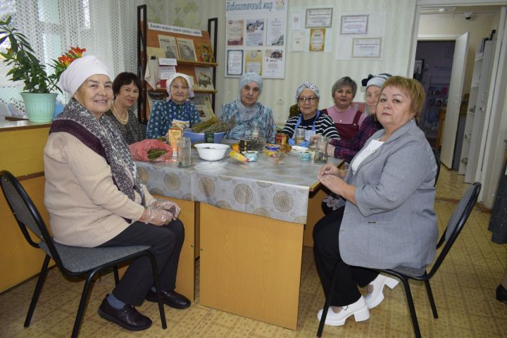 Баулының китап сөючеләр клубы үзенең юбилее көнендә солдатларга ярдәм итте