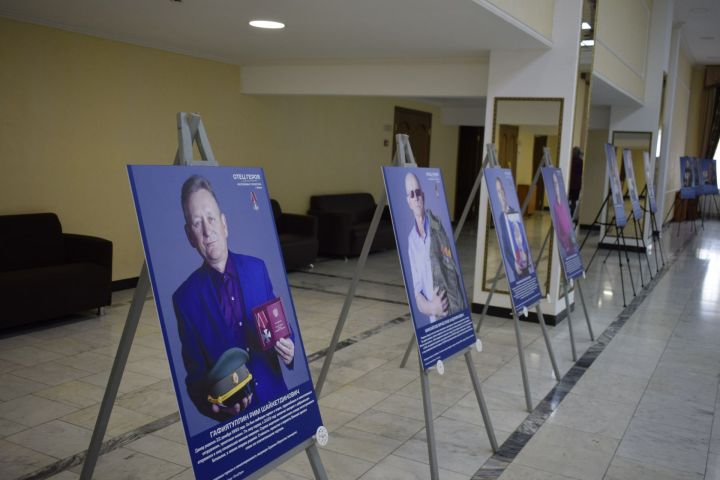 В Бавлах начала работу фотовыставка «Отец героя»