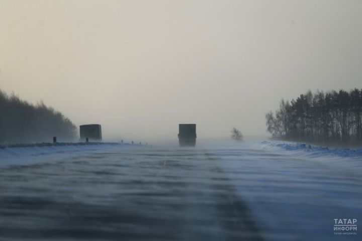 Татарстанским водителям напомнили о ПДД во время метели и сильного ветра