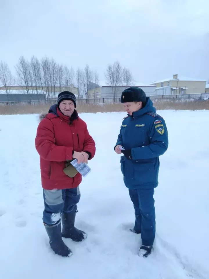 В Бавлах любителям зимней рыбалки раздали памятки