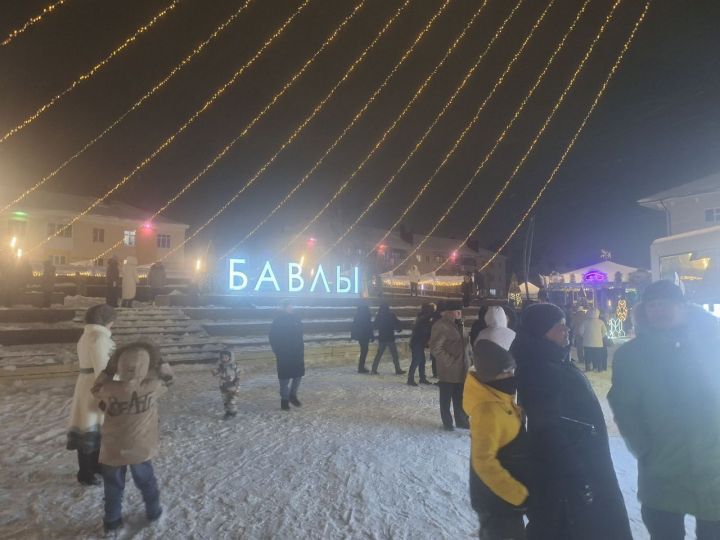 В Бавлах зажгли огни на главной городской ёлке