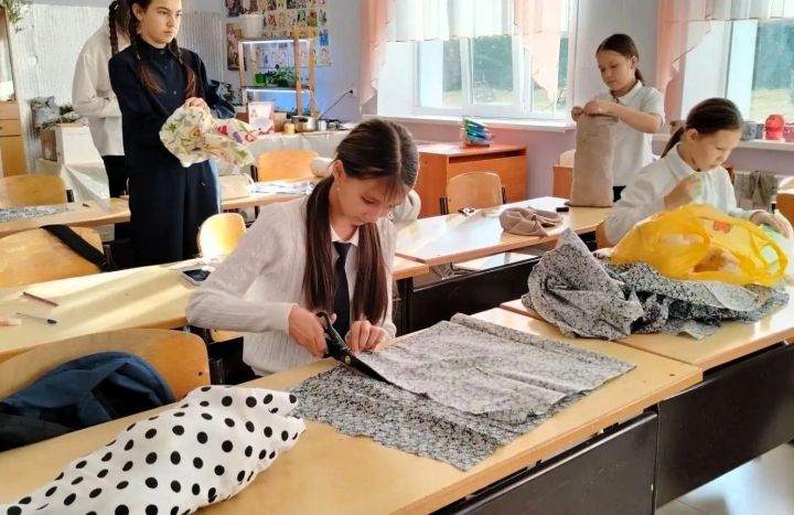 Ученики школы № 5 Бавлов шьют подушки для раненых бойцов