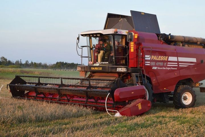 В Менделеевском районе аграриям Татарстана представят газомоторный комбайн